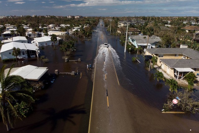 Pemandangan setelah badai Ian menyebabkan banjir dan kerusakan yang meluas di Fort Myers, Florida, AS, Kamis (29/9/2022). Foto: Marco Bello/Reuters