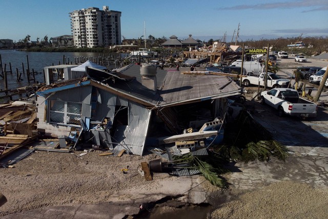 Sebuah marina yang hancur terlihat setelah badai Ian menyebabkan kerusakan yang meluas di Pantai Fort Myers, Florida, AS, Kamis (29/9/2022). Foto: Marco Bello/Reuters