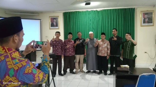 Foto bersama Ustad Dr. Syamsu Hilal bersama jama'ah pengajian Universitas Muhammadiyah Lampung. ( Foto Dokumentasi Humas UML )