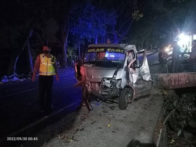 Pikap Tabrak Pohon karena Hilang Kendali, Sopir Selamat Penumpang Tewas