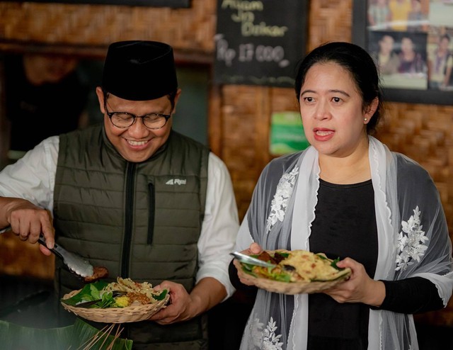 Puan Maharani dan Cak Imin kulineran nasi pecel di Kalibata, Jakarta Selatan. Foto: Twitter/@puanmaharani_ri