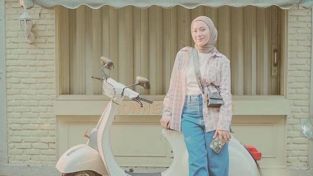 Pesona OOTD hijab ala Dewi Fitri. Foto: Instagram.com/dewi_melki