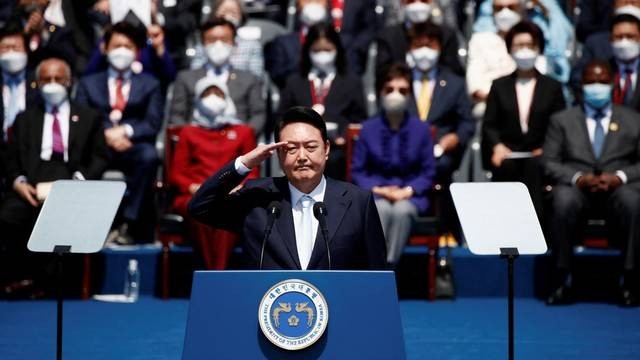 Presiden Korea Selatan Yoon Suk-yeol memberi hormat saat pelantikannya di depan Majelis Nasional di Seoul, Korea Selatan, Selasa (10/5/2022). Foto: Jeon Heon-Kyun/Pool via REUTERS