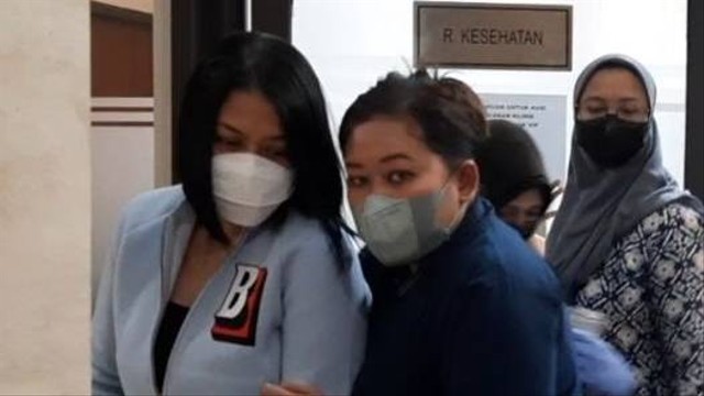 Putri Candrawathi, tersangka pembunuhan Brigadir J keluar dari ruang pemeriksaan kesehatan di gedung Bareskrim Polri, Jakarta, Jumat (30/9/2022). Foto: Laily Rahmawaty/ANTARA