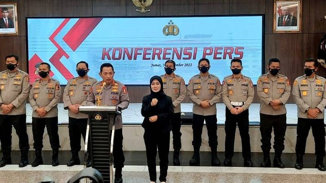 Kapolri Jenderal Pol. Listyo Sigit Prabowo memberikan keterangan pers penahanan Putri Candrawathi di Mabes Polri, Jakarta, Jumat (30/9/2022). Foto: Laily Rahmawaty/ANTARA