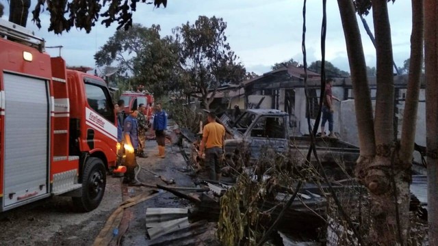 Empat rumah di kompleks SPN Polda Aceh di Lembah Seulawah, terbakar, Kamis (29/9) sore. BPBA mencatat kebakaran ikut hanguskan sebuah mobil dan sepeda motor. Foto: Dok. BPBA