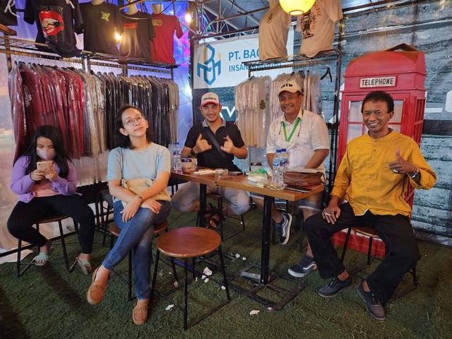 Widihasto Wasana Putra (baju putih) di sekretariat pasar malam Jogja Gumregah 2022 bersama GKR Bendara, KPH Yudanegara, dan Inung Nurzani. Foto: Istimewa