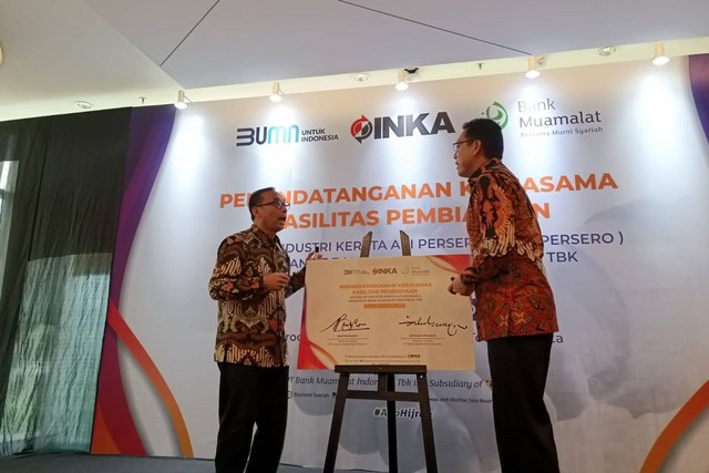 Penandatanganan kerja sama pendanaan PT Bank Muamalat Indonesia Tbk kepada PT INKA untuk proyek pengadaan bus listrik, di Muamalat Tower Jakarta, Jumat (30/9/2022). Foto: Akbar Maulana/kumparan