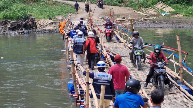 Dishub Solo dan perwakilan PT Bukaka tinjau jembatan sesek di Kelurahan Sewu. FOTO: Fernando Fitusia