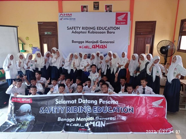 Astra Motor Kalbar memberikan edukasi keselamatan berkendara kepada siswa MTs Miftahussalam. Foto: Dok. Astra Motor Kalbar