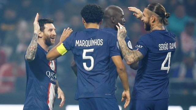 Lionel Messi dari Paris St Germain merayakan gol pertama mereka bersama Sergio Ramos, Marquinhos dan Danilo Pereira saat pertandingan di Groupama Stadium, Lyon, Prancis. Foto: Stephane Mahe/Reuters