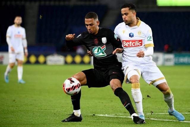 Pemain Paris Saint-Germain Thilo Kehrer duel dengan gelandang Nice Justin Kluivert saat pertandingan Piala Prancis di stadion Parc des Princes di Paris, Senin (31/1/2022). Foto: Franck Fife/AFP