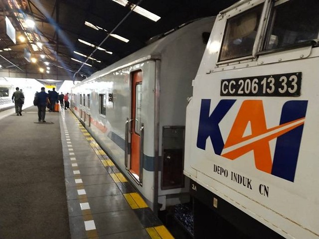 Kereta Api di Stasiun Cirebon Kejaksan.(Juan)