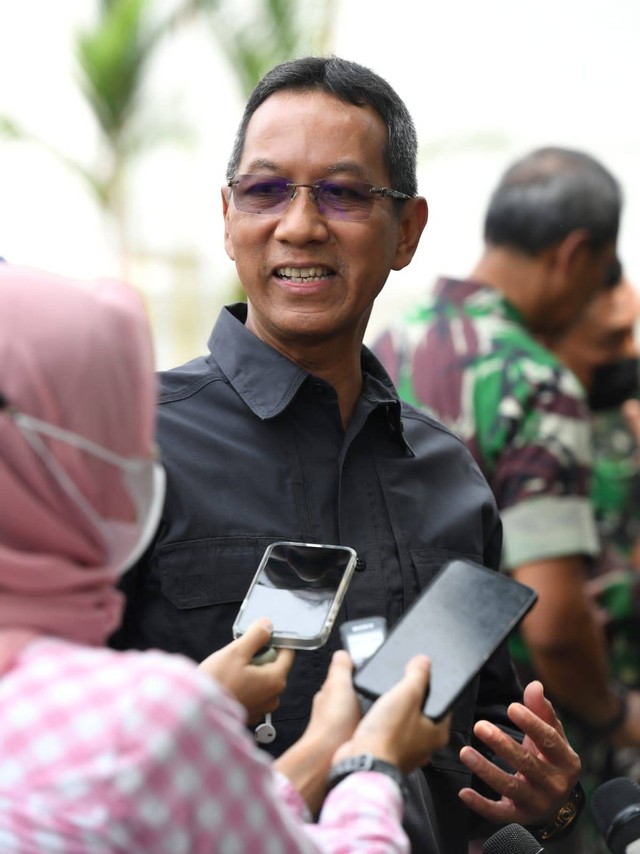 Kasetpres Heru Budi Hartono saat mengecek persiapan HUT ke-77 TNI, Jumat (30/9/2022). Foto: Kris/Biro Pers Sekretariat Presiden