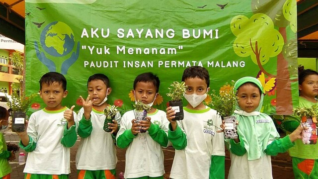 Anak-anak PAUD IT Insan Permata Malang tengah memamerkan hasil karya tanaman hiasnya. Foto/Azmy