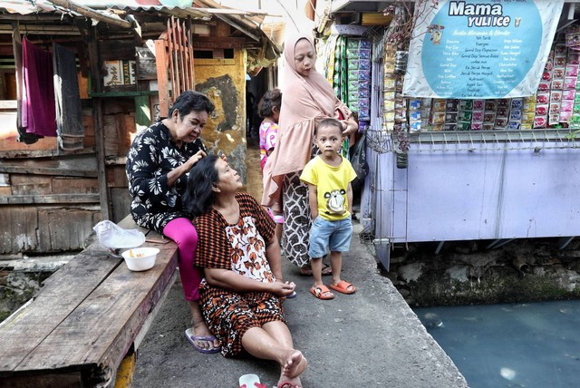 Sejumlah warga beraktivitas di pekarangan rumahnya di kawasan Tanah Abang, Jakarta, Jumat (30/9/2022). Foto: Iqbal Firdaus/kumparan