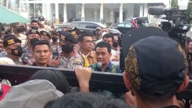 Wakil Gubernur DKI Jakarta Ahmad Riza Patria bertemu dengan massa aksi di Balai Kota DKI Jakarta, Jumat (30/9/2022). Foto: Dok. Istimewa