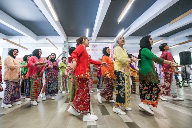 Sejumlah anggota perkumpulan Perempuan Berkebaya Indonesia menari saat memperkenalkan kebaya di Gedung Purnomo Fisip, Universitas Indonesia, Depok, Jawa Barat, Jumat (30/9/2022). Foto: Asprilla Dwi Adha/ANTARA FOTO