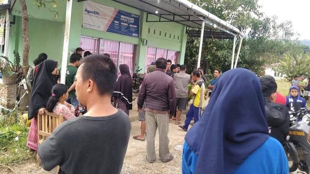 Warga saat mendatangi lokasi kejadian dugaan pembunuhan di Mamasa. Foto: Dok. Istimewa-MDB