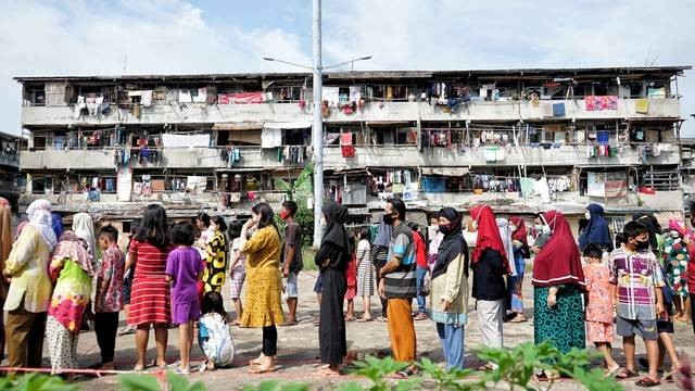 Antrean panjang warga rusun di Palembang serbu minyak goreng murah, Foto: abp/Urban Id