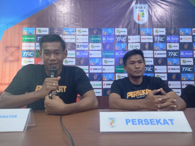 Caretaker Persekat Tegal, Agus Supriyanto (kiri) dan pemain, Bagus.