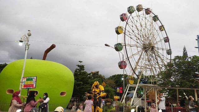 Ilustrasi keramaian wisatawan di Alun-Alun Kota Batu. Foto/Azmy