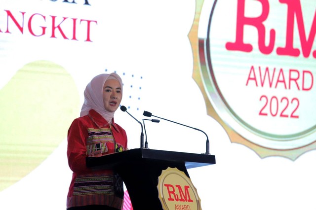 Direktur Utama Pertamina Nicke Widyawati meraih penghargaan sebagai Tokoh Ketahanan Energi Nasional dalam ajang Rakyat Merdeka Award 2022 Untuk Indonesia Pulih dan Bangkit, Jumat (30/9/2022). Foto: Dok. Pertamina