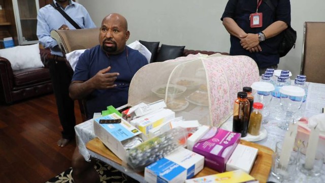 Lukas Enembe saat berada di rumahnya sambil menunjukan obat yang dikonsumsi setiap hari. (Foto Dian Mustikawati)