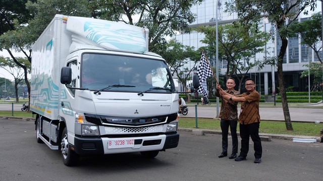Truk listrik Fuso eCanter lakoni uji coba oleh perusahaan transportasi logistik dengan rute Tangerang-Balaraja. Foto: dok. KTB