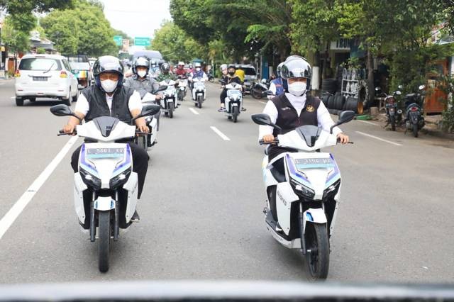 Gubernur Jatim saat menjajal Motor Listrik