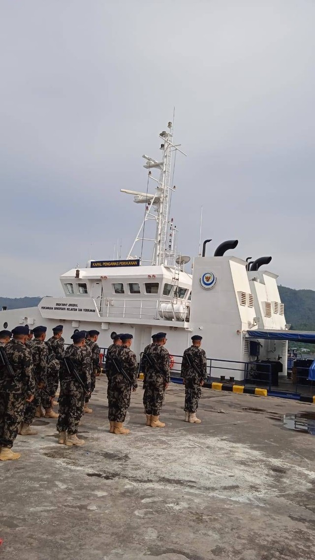 Kapal Pengawas Perikanan Ditjen PSDKP sedang bersandar di Pelabuhan Perikanan Samudera Bitung, siap mengawal kebijakan penangkapan ikan terukur berbasis kuota (dokumen pribadi)