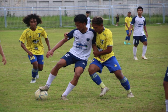 Pemain PSPK Unmuh Jember (Putih) dengan pemain Banyuwangi Putra (Kuning) saat berebut bola (Sumber : Humas Unmuh Jember).