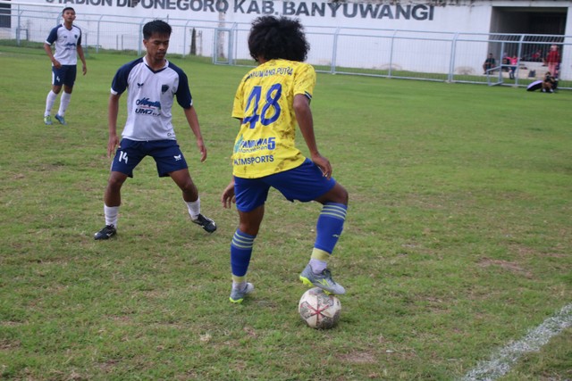 Pemain Banyuwangi Putra saat menghadapi pemain PSPK Unmuh Jember (Sumber : Humas Unmuh Jember).