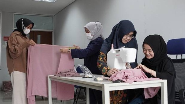 Proses pembuatan hijab Chanteliya (Dok Promosi & PMB UM Bandung)