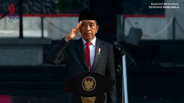 Presiden Jokowi saat memimpin Upacara Peringatan Hari Kesaktian Pancasila di Monumen Pancasila Sakti, Lubang Buaya, Jakarta Timur, Sabtu (1/10/2022). Foto: Youtube/KEMENDIKBUD RI