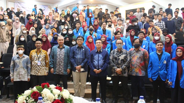 Dokumen Pribadi: Sesi foto bersama panitia, pemateri dan peserta seminar.