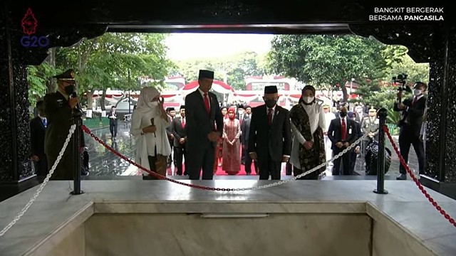 Presiden Jokowi dan Wapres Maruf Amin melihat Lubang Buaya usai Upacara Peringatan Hari Kesaktian Pancasila di Monumen Pancasila Sakti, Lubang Buaya, Jakarta Timur, Sabtu (1/10/2022). Foto: Youtube/KEMENDIKBUD RI