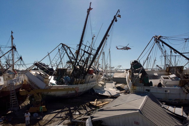 Sejumlah kapal kapal nelayan terdampar setelah dihantam Badai Ian di Pantai Fort Myers, Florida, Amerika Serikat (30/9/2022). Foto: Marco Bello/Reuters