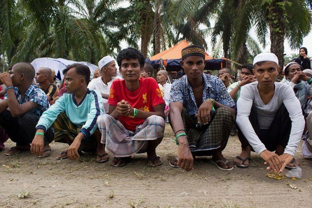 Pengungsi dari Rohingya dan Bangladesh yang terdampar di Aceh pada 2015. Foto: dok. Yayasan Geutanyoe 
