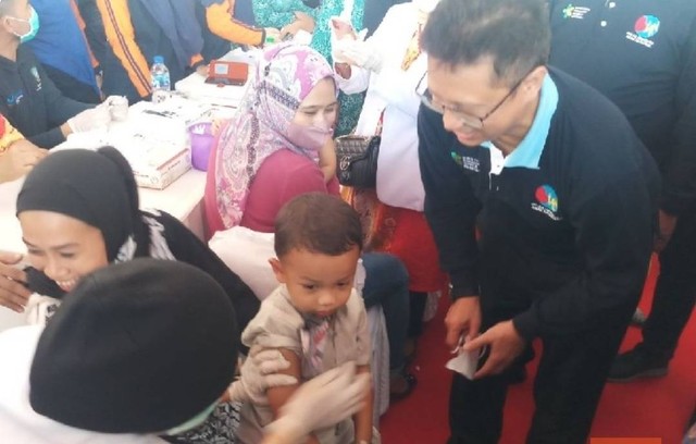Menteri Kesehatan RI, Budi Gunadi Sadikin memantau imunisasi anak di Tanjungpinang, Kepri.