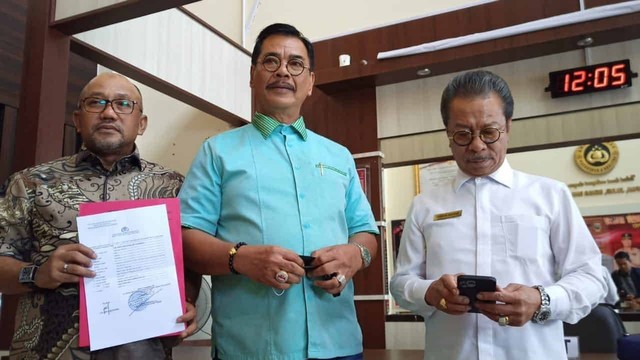 Ketua DPD PDIP Kepri, Soerya Respationo usai melaporkan Stafsus Gubernur Kepri, Sarafudin Aluan. Foto: Istimewa