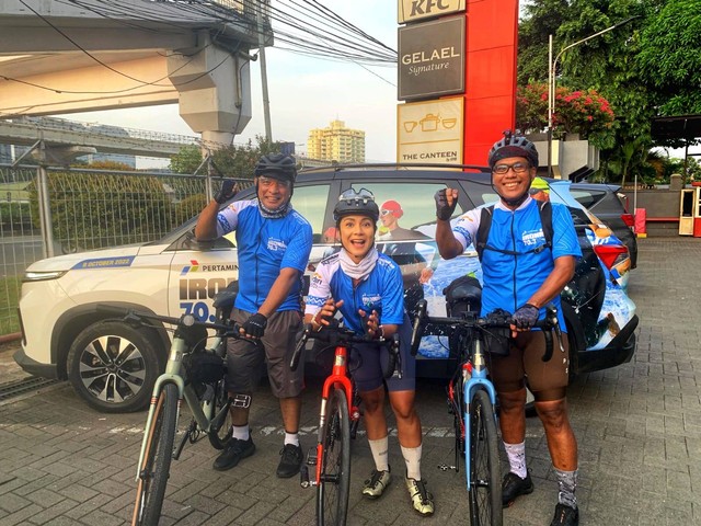 Trio pesepeda Jakarta-Lombok mempromosikan event Ironman 70.3Lombok, kiri ke kanan: Paul S. Hutauruk, Eveline Jody, Iman Sulaeman. Foto: Istimewa