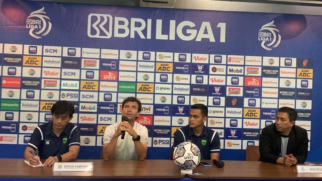 Pelatih Persib, Luis Milla, saat konferensi pers jelang laga Persib vs Persija pada Sabtu (1/10).
