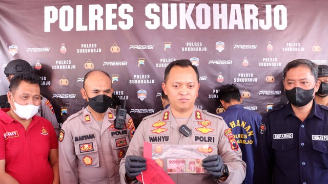 Kapolres Sukoharjo, AKBP Wahyu Nugroho Setyawan, menunjukkan barang bukti uang palsu yang disita dari tersangka JP. FOTO: Agung Santoso