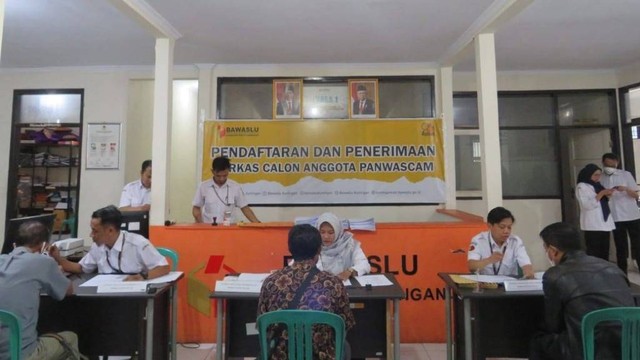 Suasana saat pendaftaran calon anggota panwascam kecamatan di Kantor Bawaslu Kabupaten Kuningan, Jawa Barat. (Dok. Ciremaitoday)