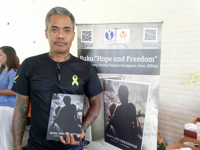 Rudi Waisnawa dengan buku karyanya - IST