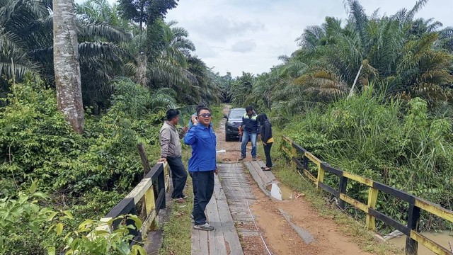 Anggota DPRD Kobar Kosim Hidayat meninjau jembatan penghubung di Desa Sungai Pakit Kecamatan Pangkalan Banteng beberapa hari lalu. Foto: IST/InfoPBUN 