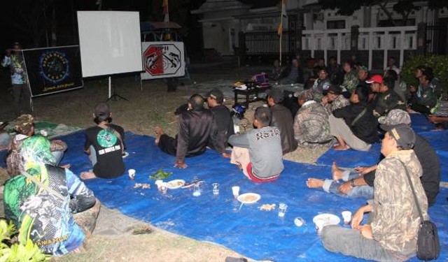 Komunitas Paser Mania Tegal (PMT) menggelar nonton bareng (nobar) film Penumpasan Pengkhianatan G30S/PKI, Jumat (30/9/2022) malam.