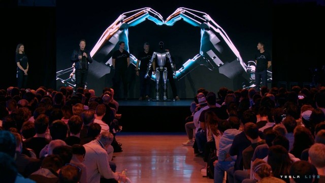Prototype robot humanoid Optimus yang diperkenalkan Elon Musk di Tesla AI Day 2022 di AS, Sabtu (1/10/2022). Foto: Youtube/Tesla