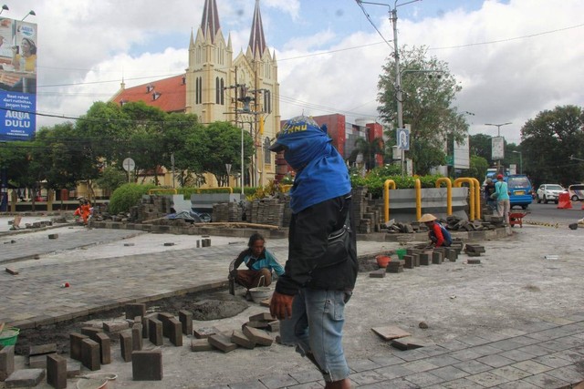 Pemkot Malang memperbaiki tataan batu andesit di sekitar Monumen Chairil Anwar. Foto/Rubianto